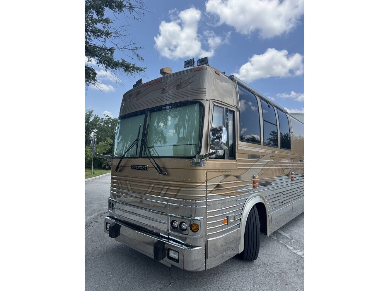 A photo of this 1999 Prevost VOGUE XL