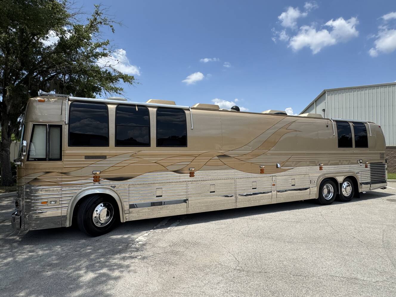 A photo of this 1999 Prevost VOGUE XL