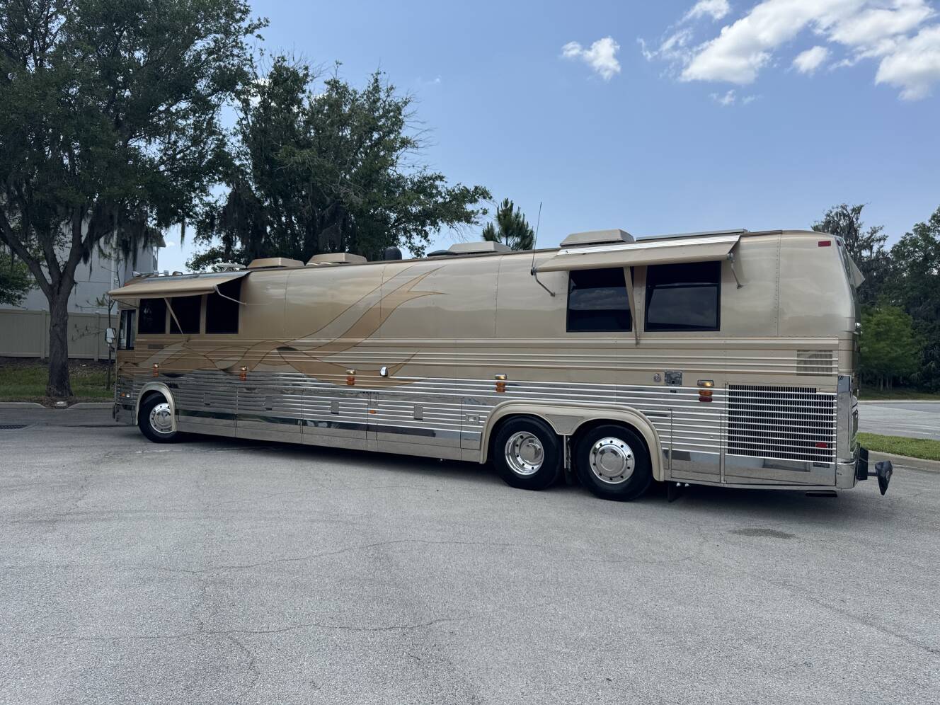 A photo of this 1999 Prevost VOGUE XL