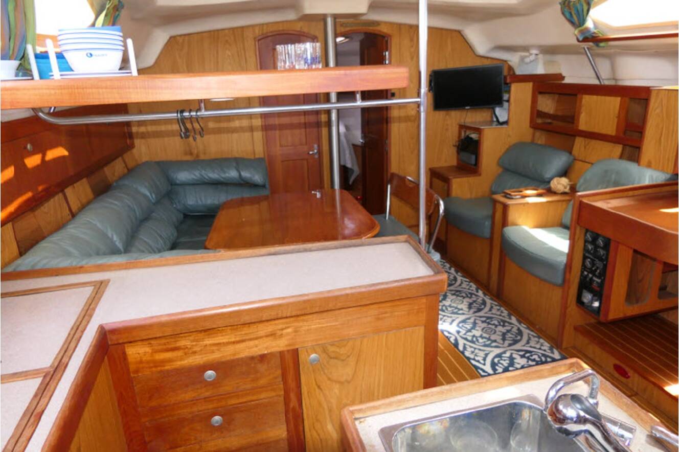 A photo of this 2000 Hunter Marine 460