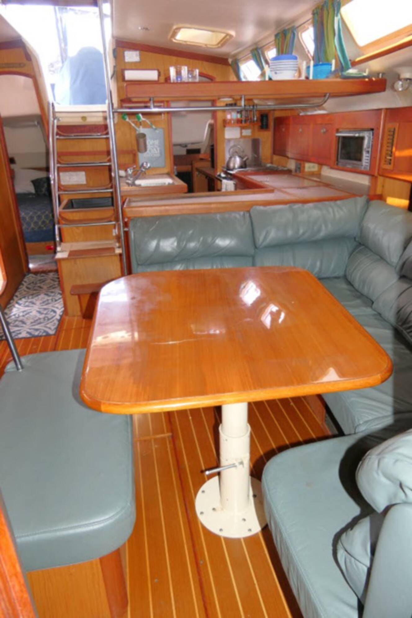 A photo of this 2000 Hunter Marine 460