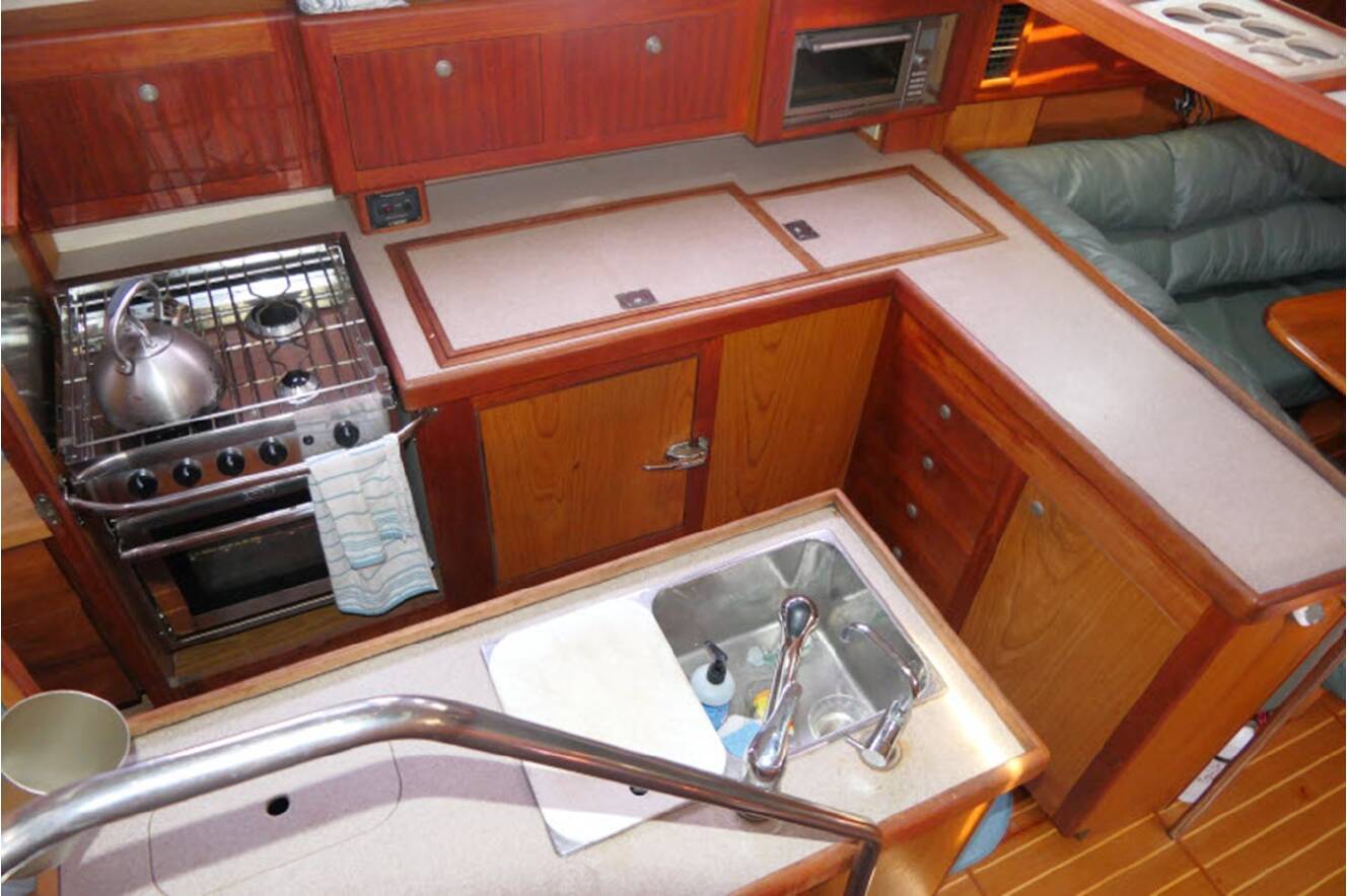 A photo of this 2000 Hunter Marine 460
