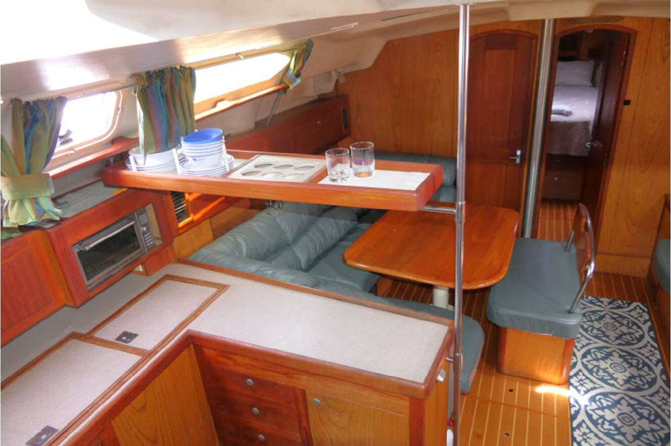 A photo of this 2000 Hunter Marine 460