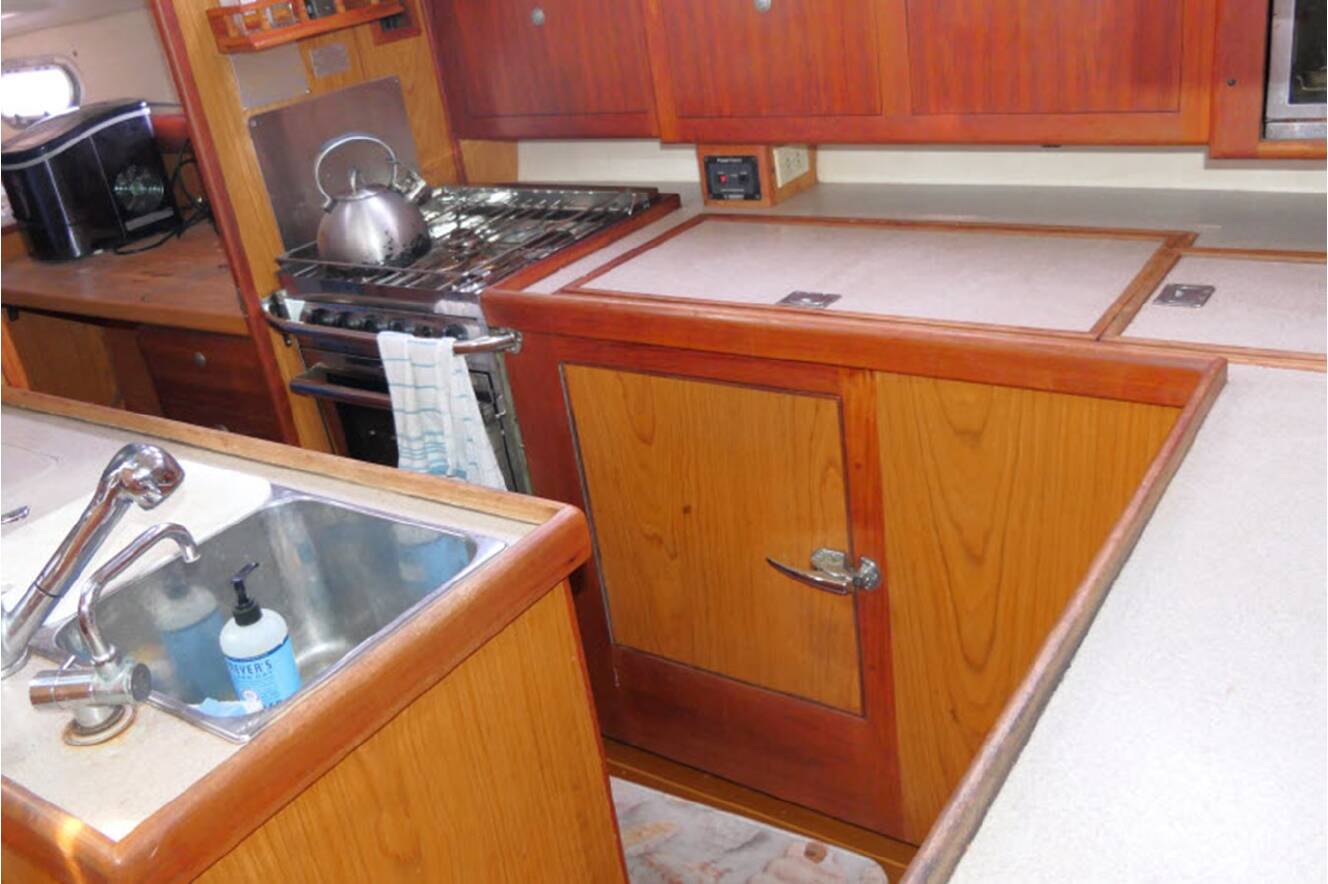 A photo of this 2000 Hunter Marine 460
