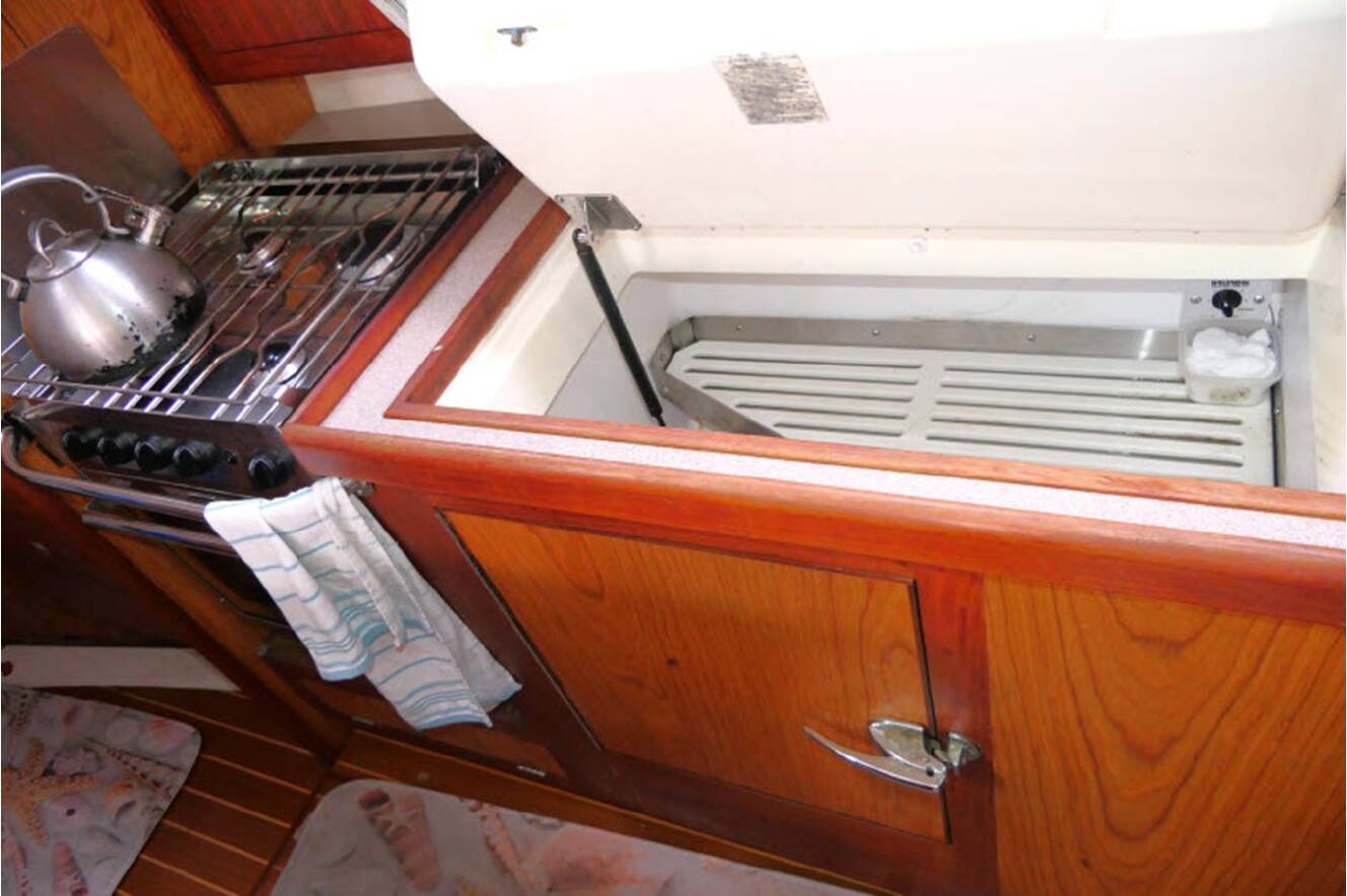A photo of this 2000 Hunter Marine 460