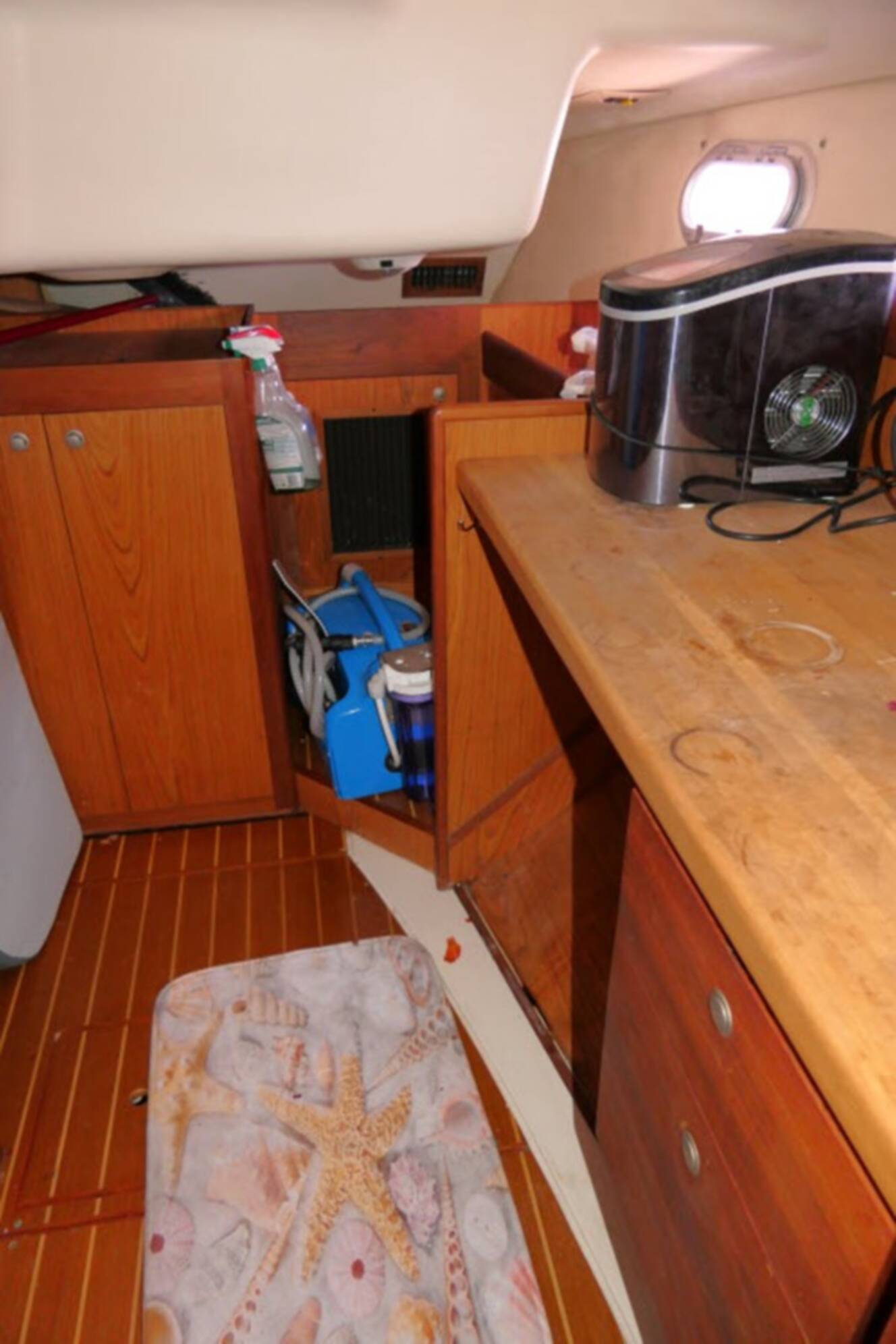A photo of this 2000 Hunter Marine 460