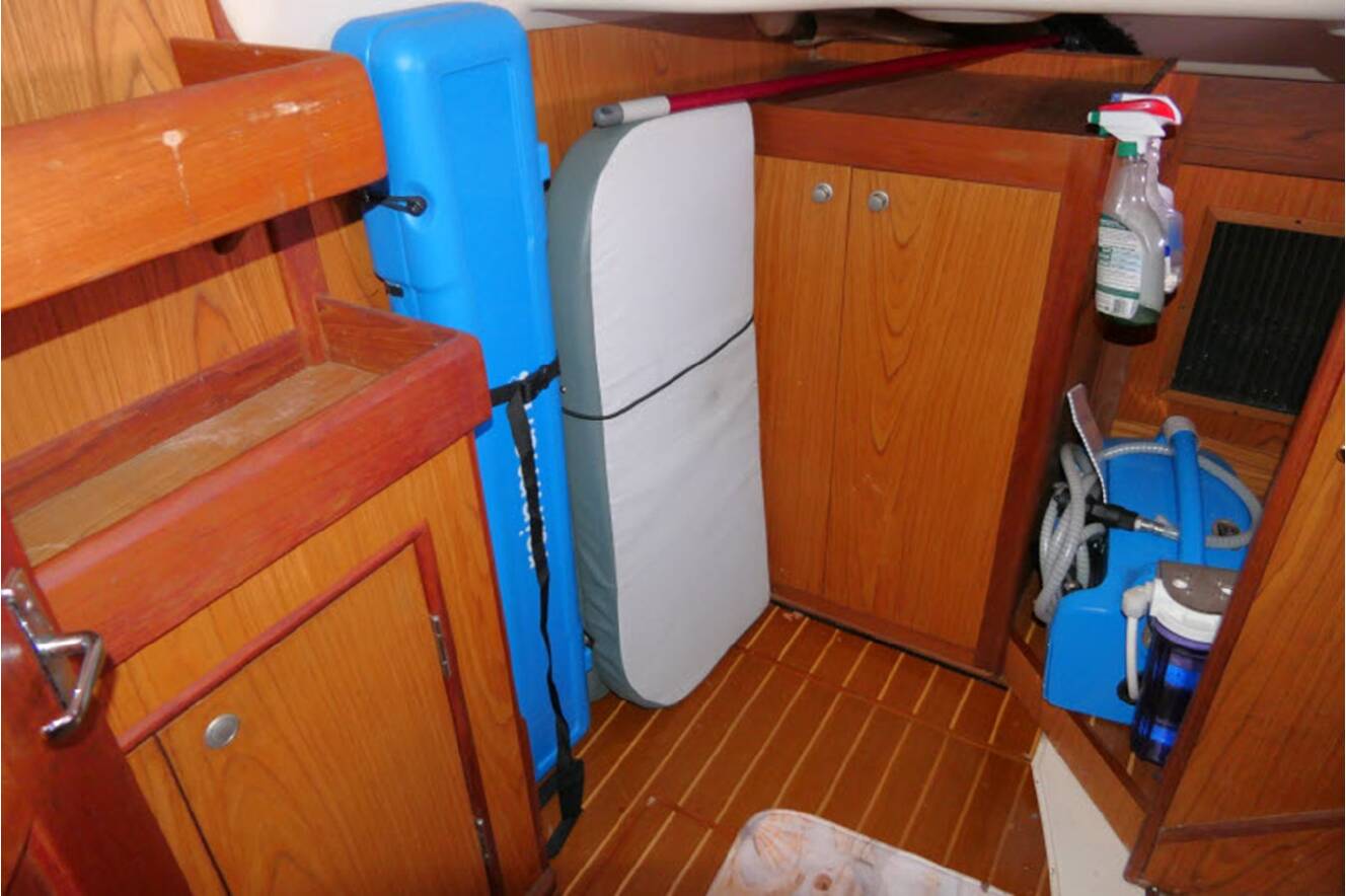 A photo of this 2000 Hunter Marine 460