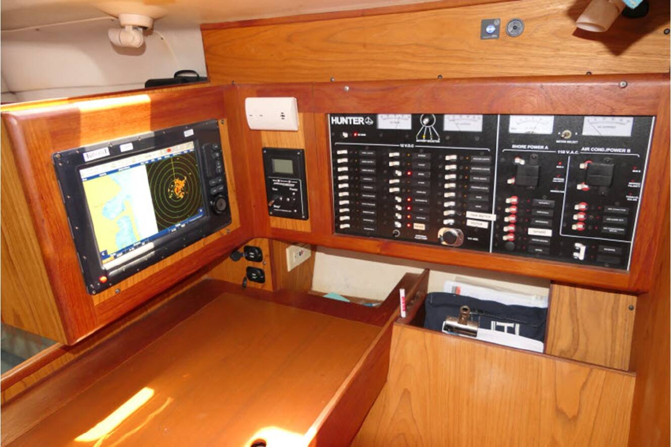 A photo of this 2000 Hunter Marine 460