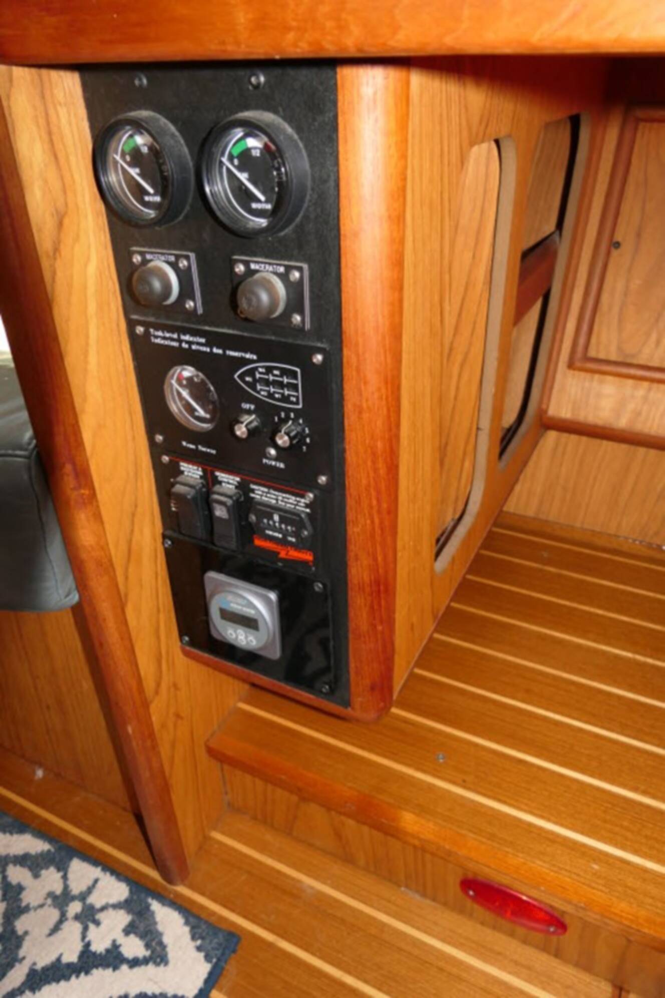A photo of this 2000 Hunter Marine 460