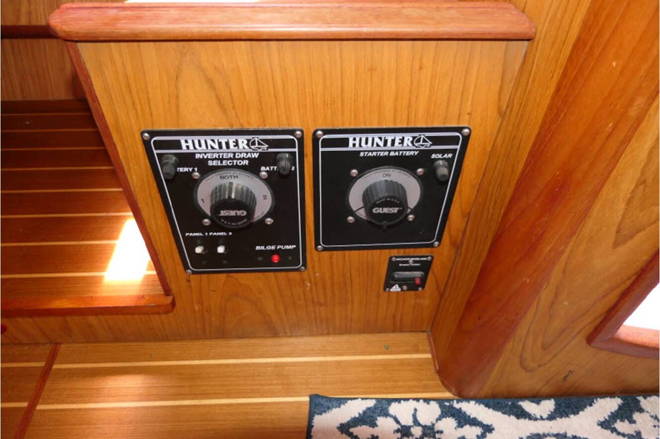 A photo of this 2000 Hunter Marine 460