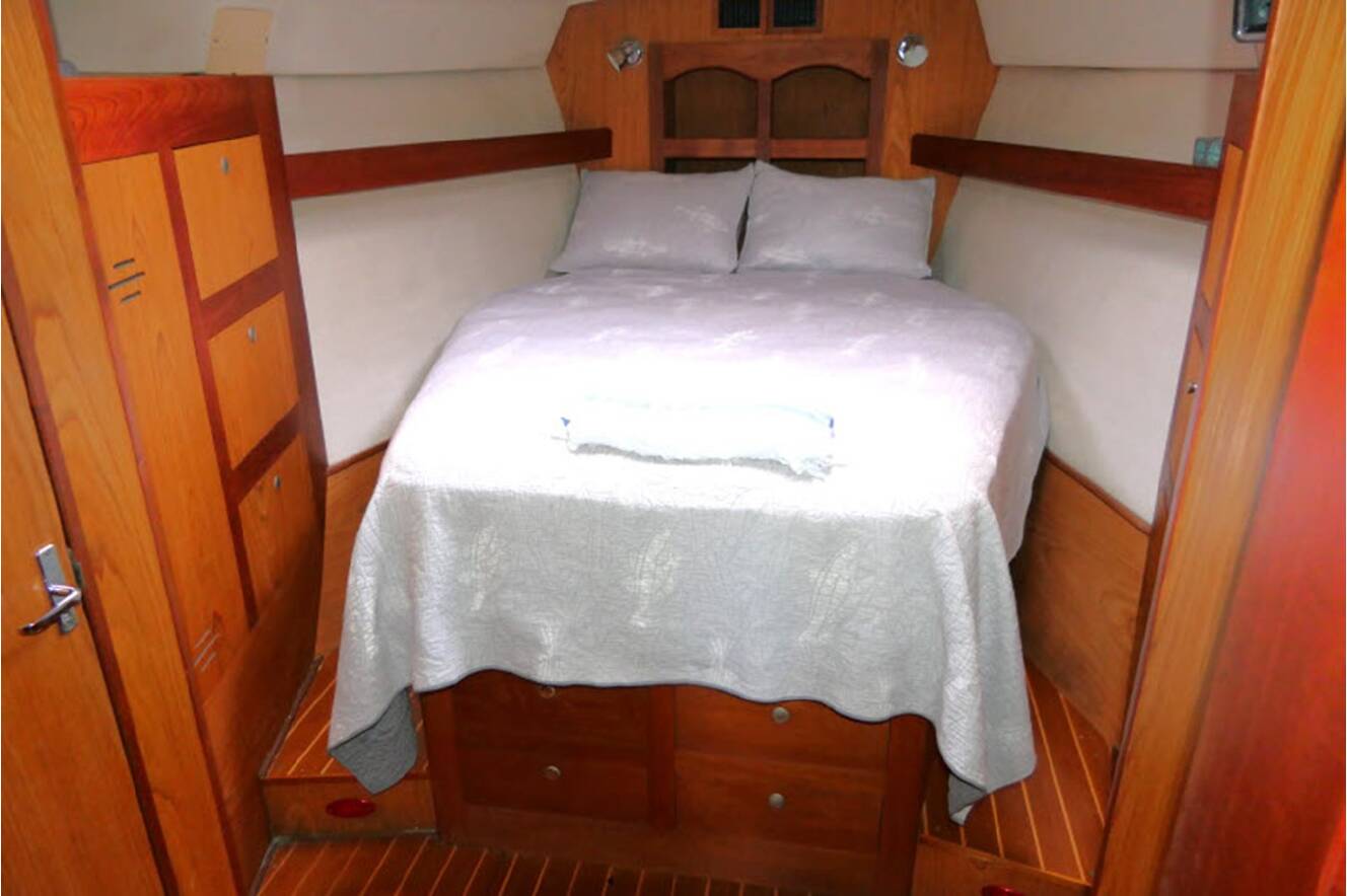 A photo of this 2000 Hunter Marine 460