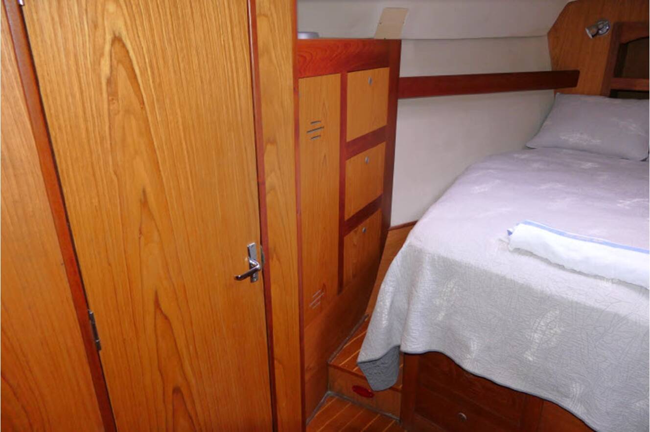 A photo of this 2000 Hunter Marine 460