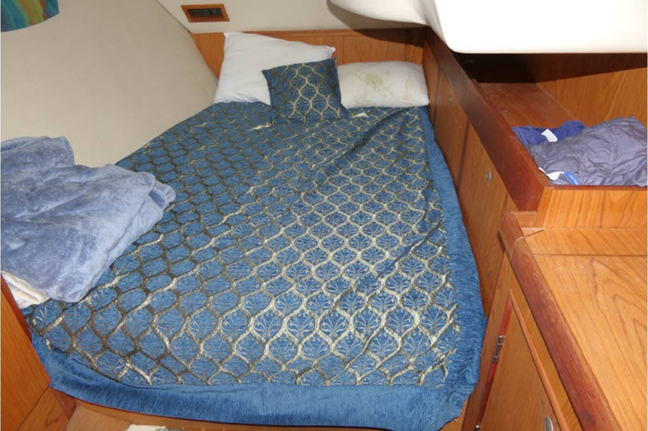 A photo of this 2000 Hunter Marine 460