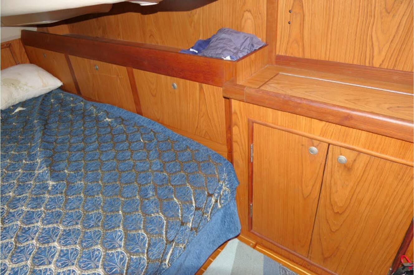 A photo of this 2000 Hunter Marine 460