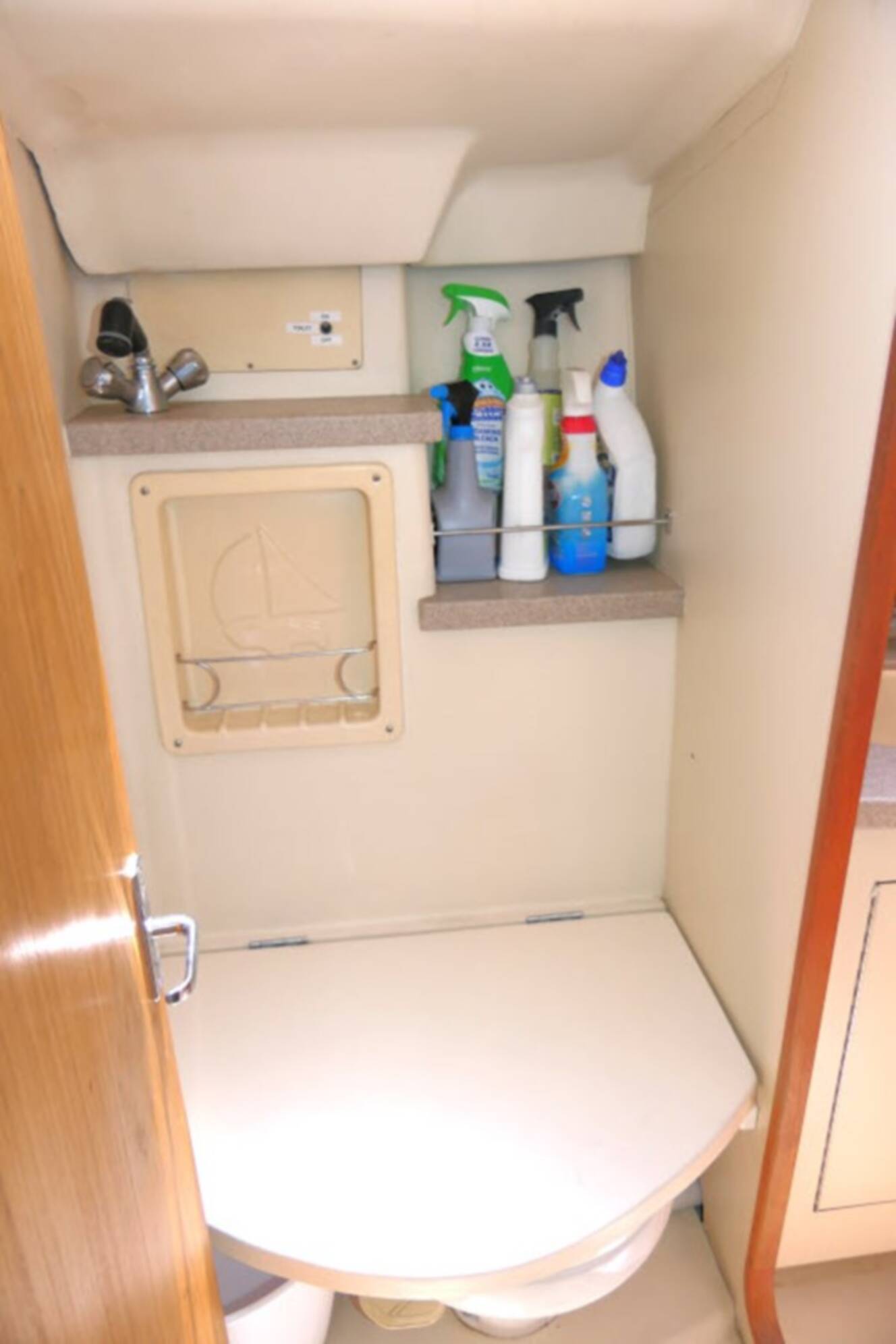 A photo of this 2000 Hunter Marine 460