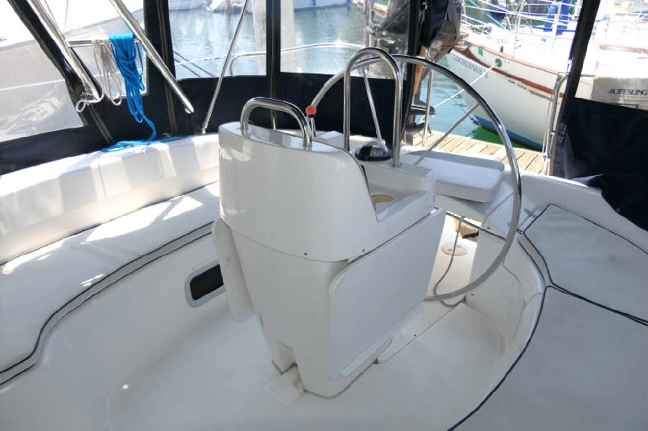 A photo of this 2000 Hunter Marine 460