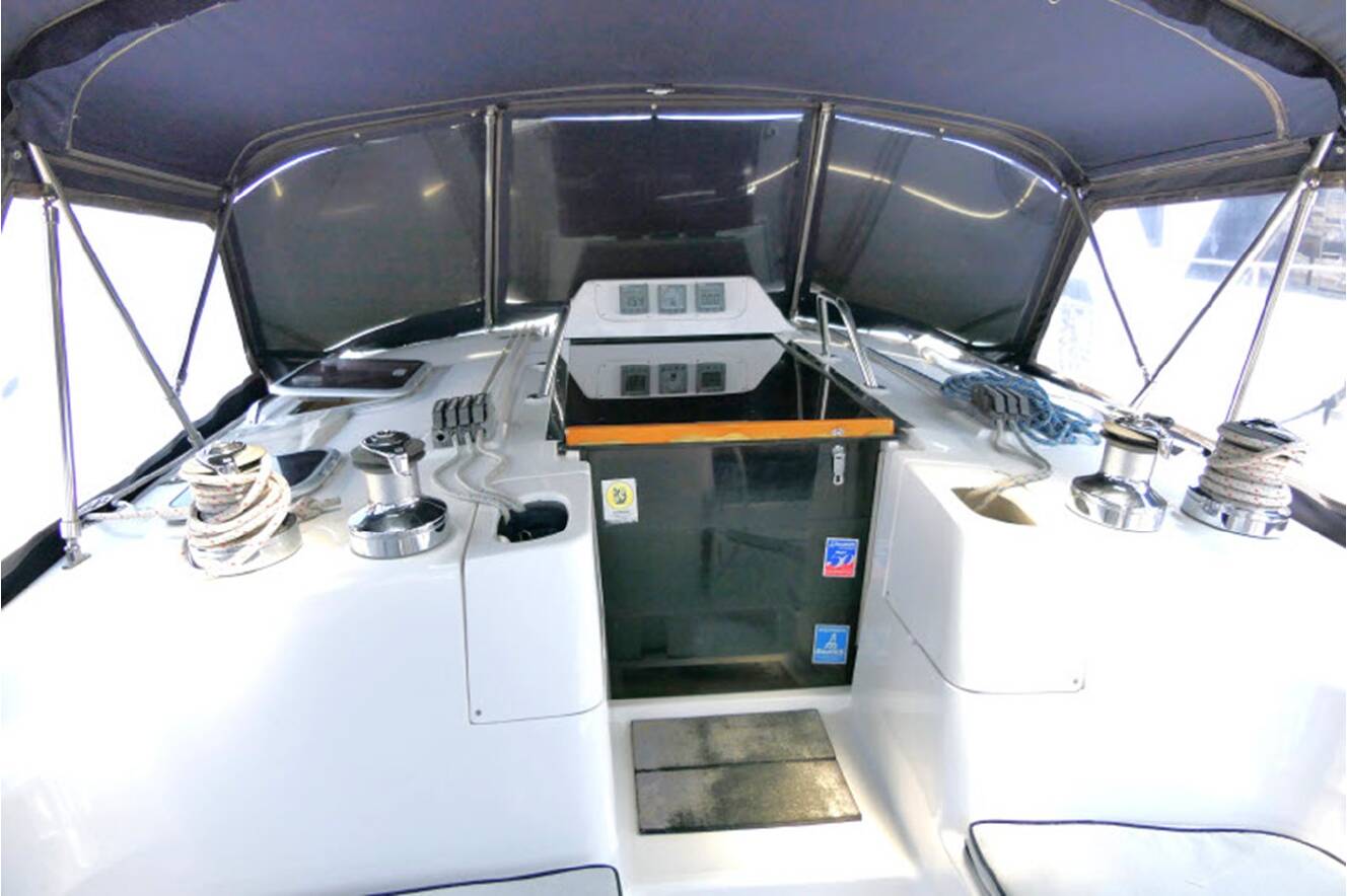 A photo of this 2000 Hunter Marine 460