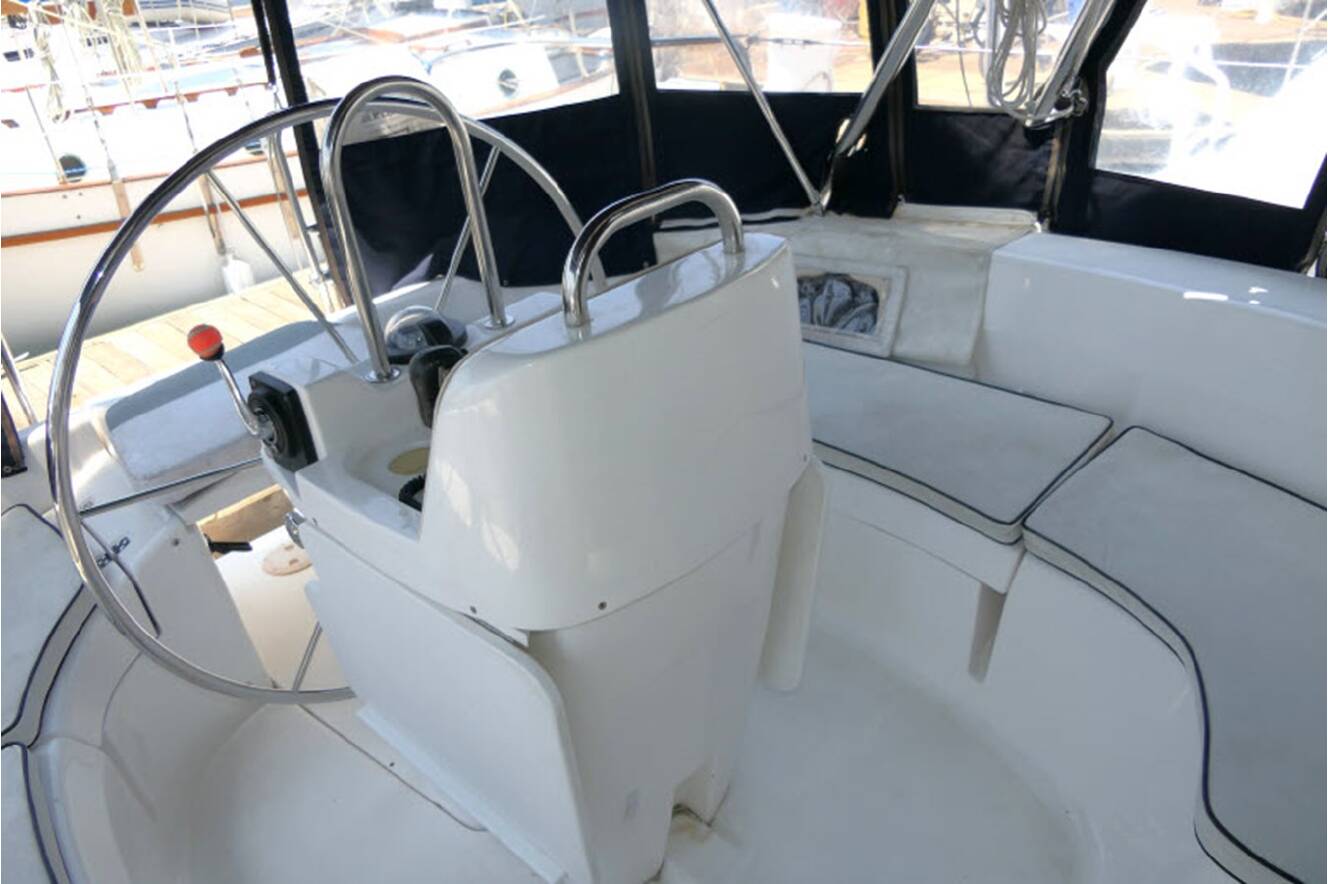 A photo of this 2000 Hunter Marine 460