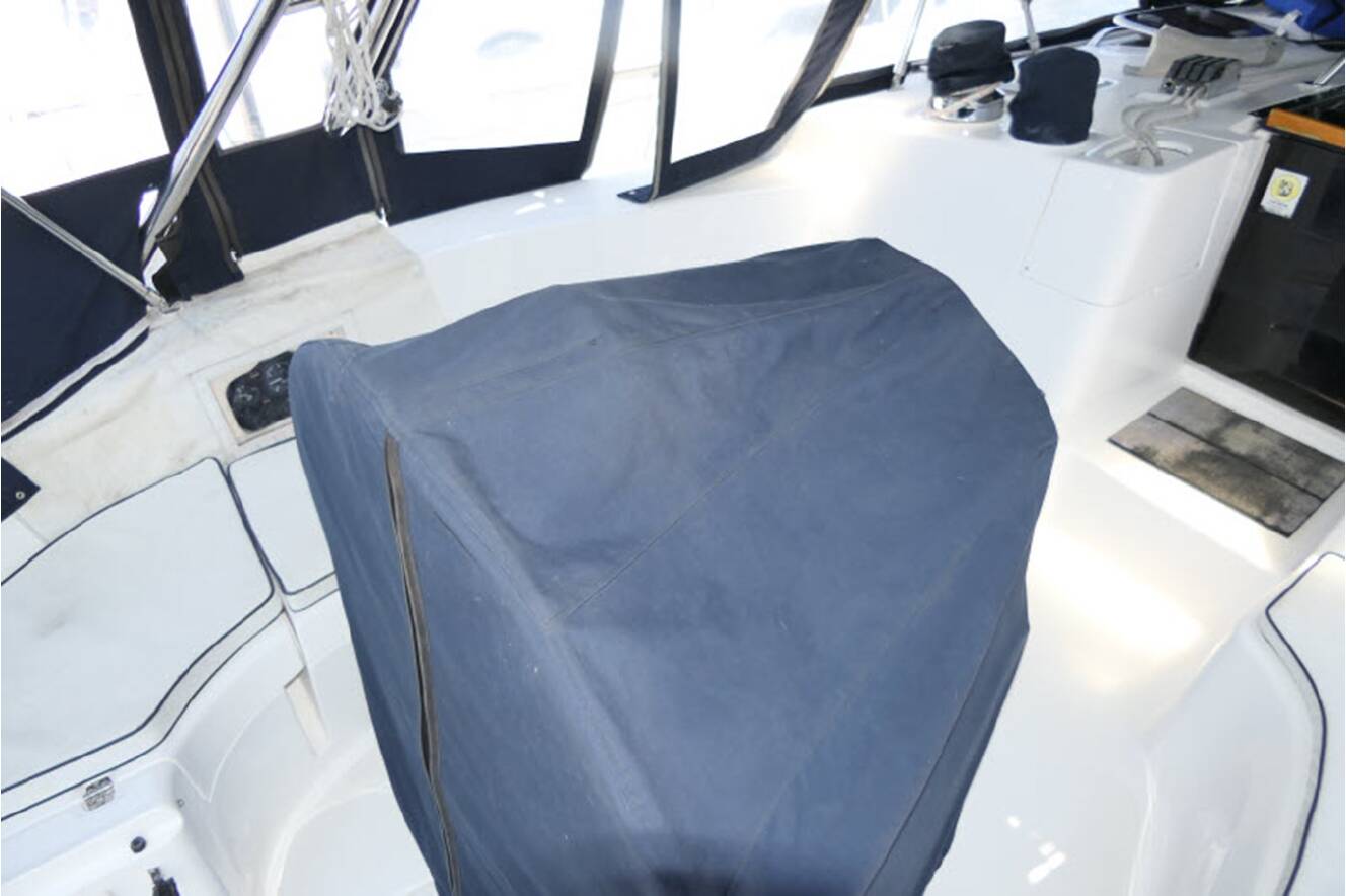 A photo of this 2000 Hunter Marine 460