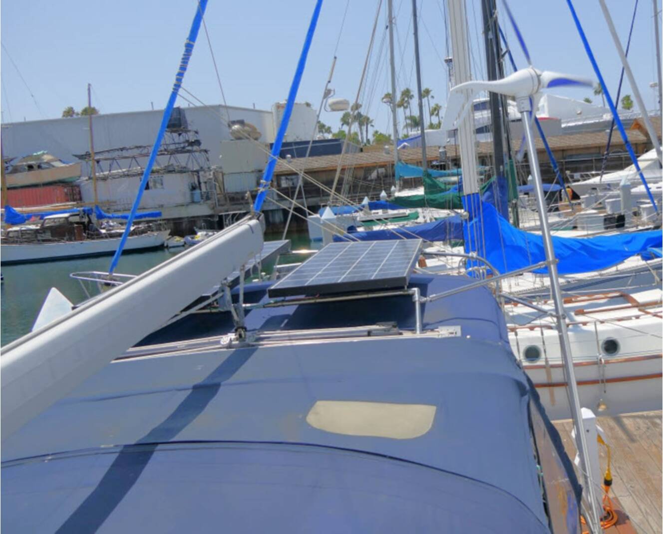 A photo of this 2000 Hunter Marine 460