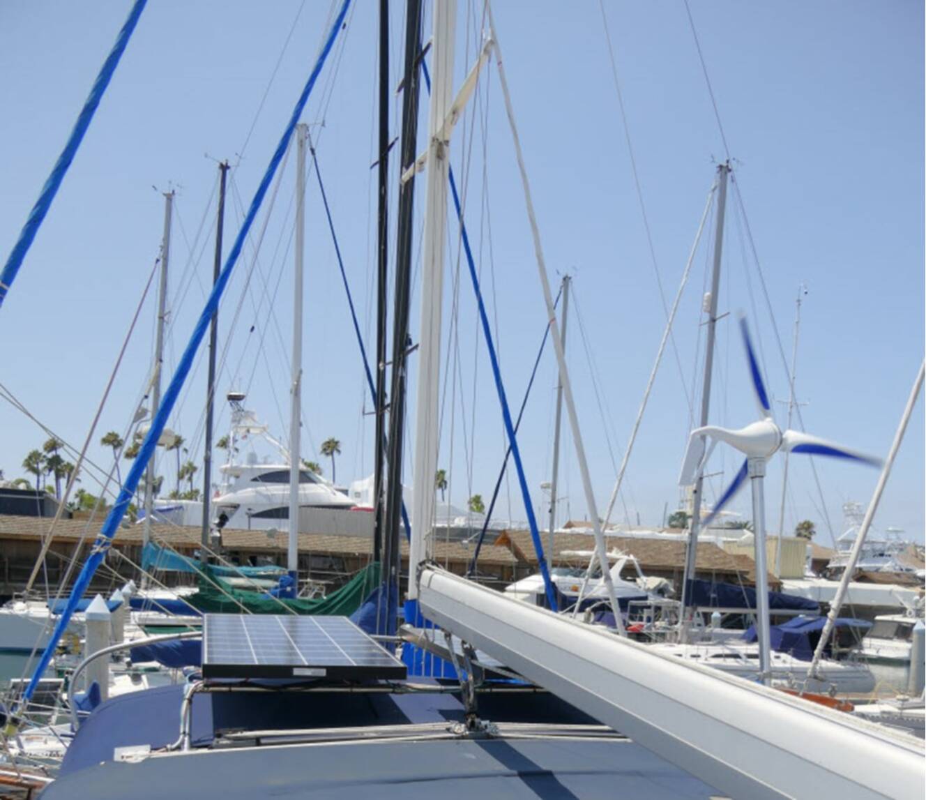 A photo of this 2000 Hunter Marine 460