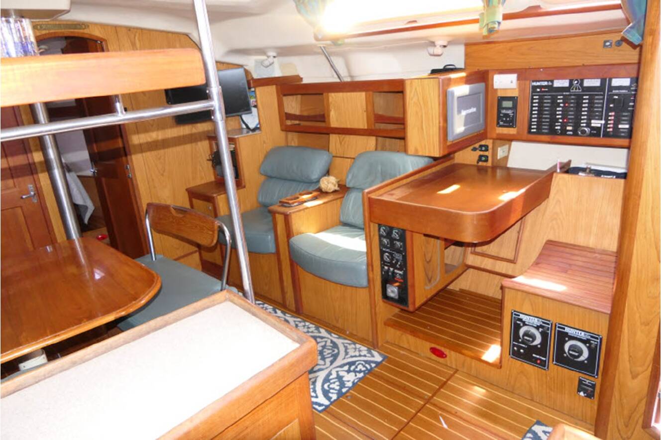 A photo of this 2000 Hunter Marine 460