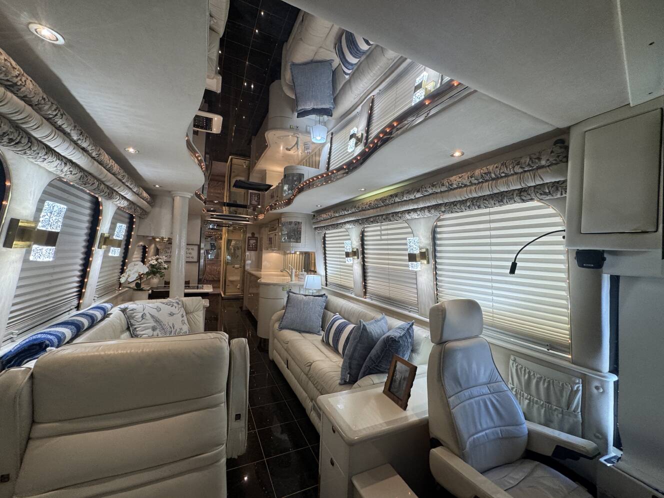 A photo of this 1999 Prevost VOGUE XL