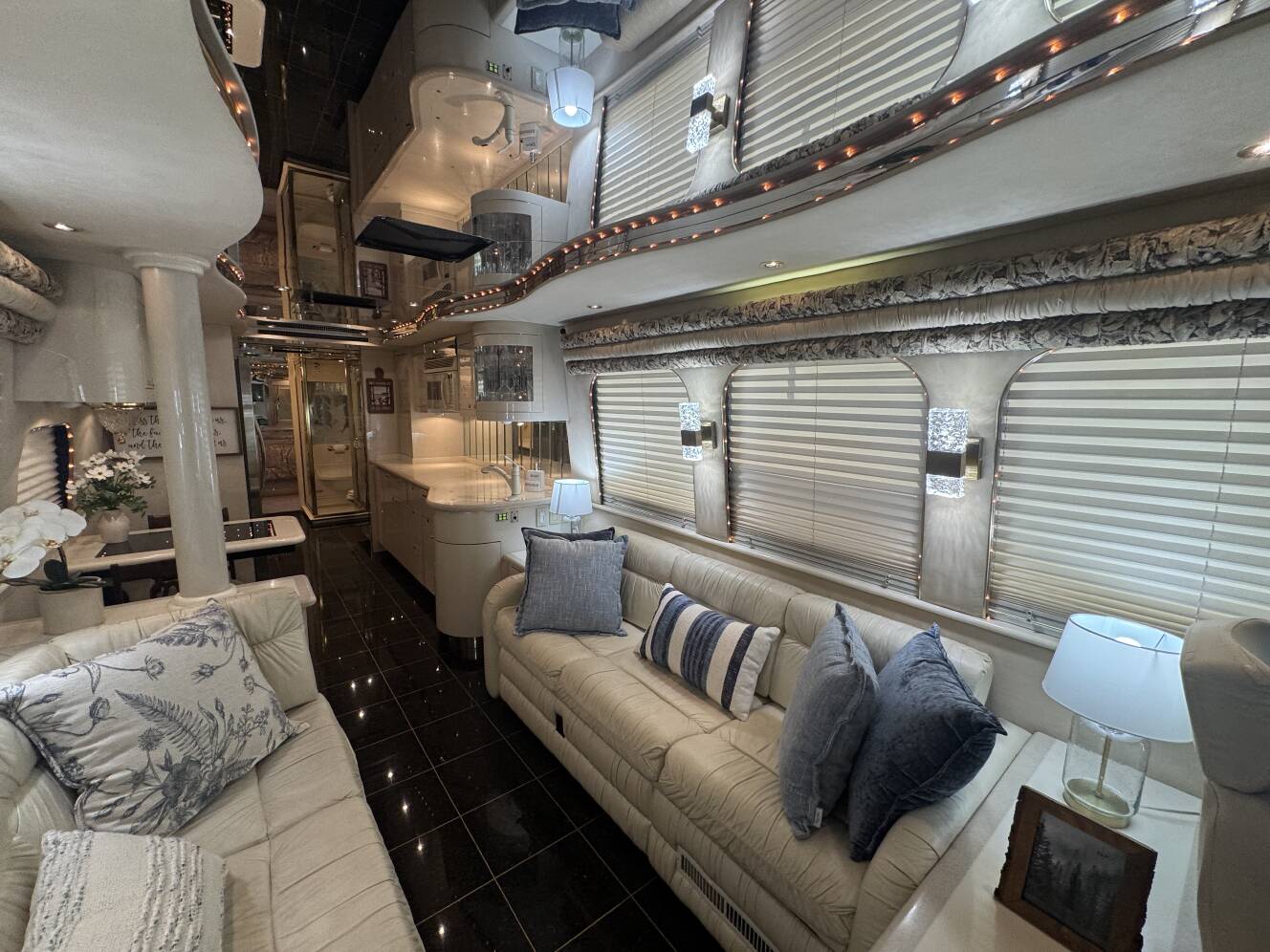 A photo of this 1999 Prevost VOGUE XL