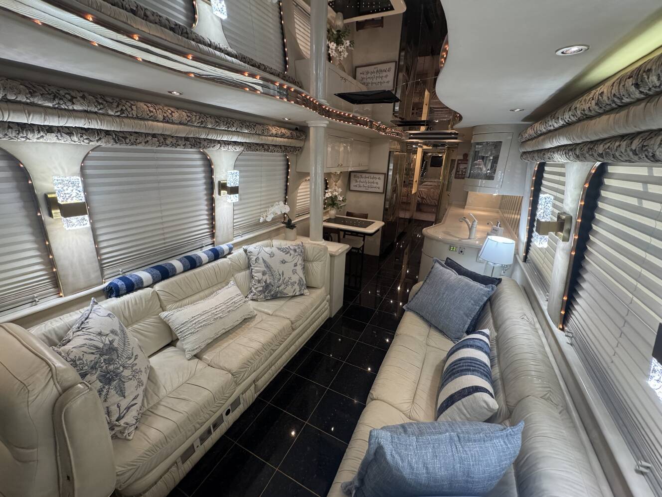 A photo of this 1999 Prevost VOGUE XL