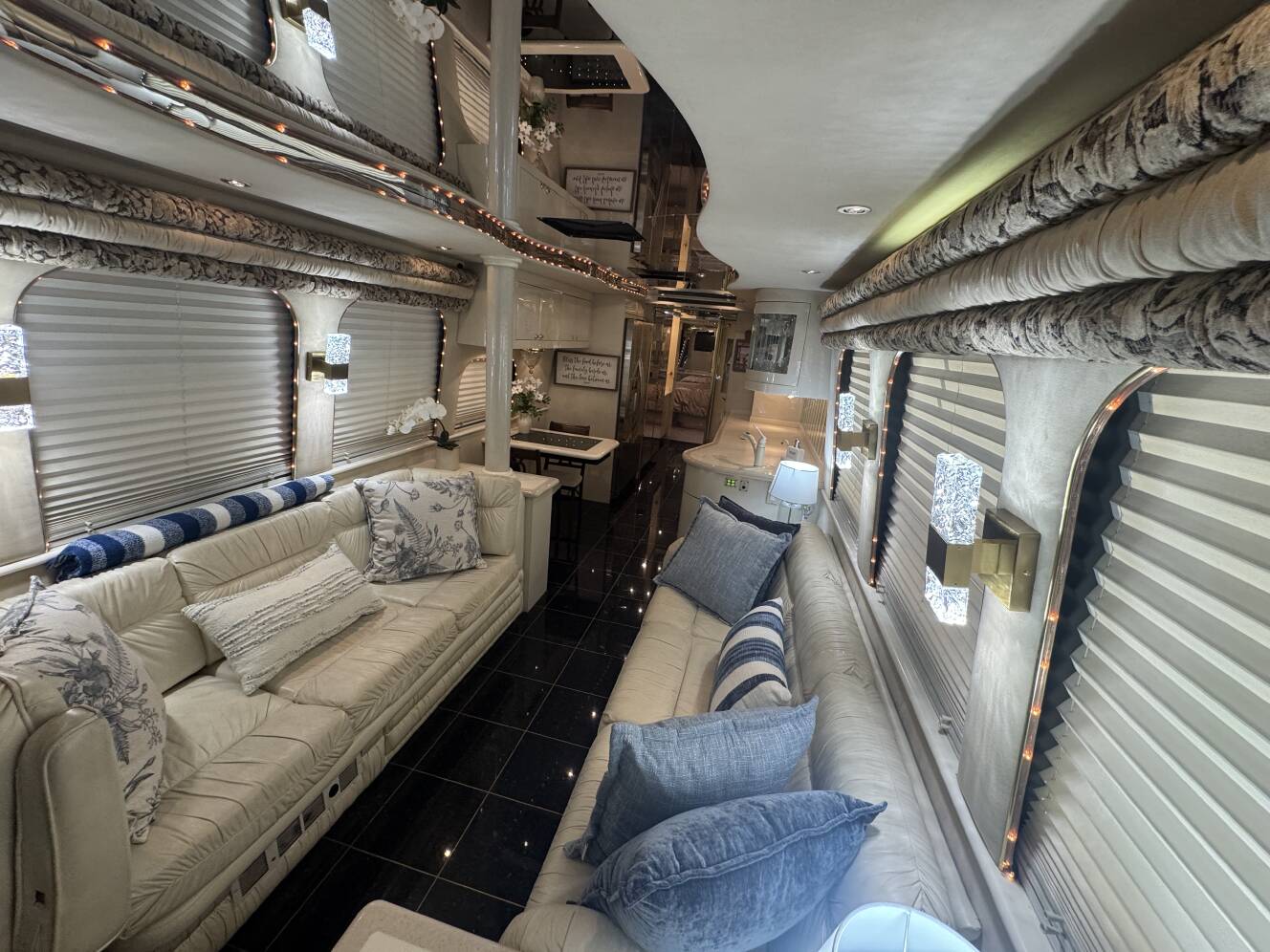 A photo of this 1999 Prevost VOGUE XL