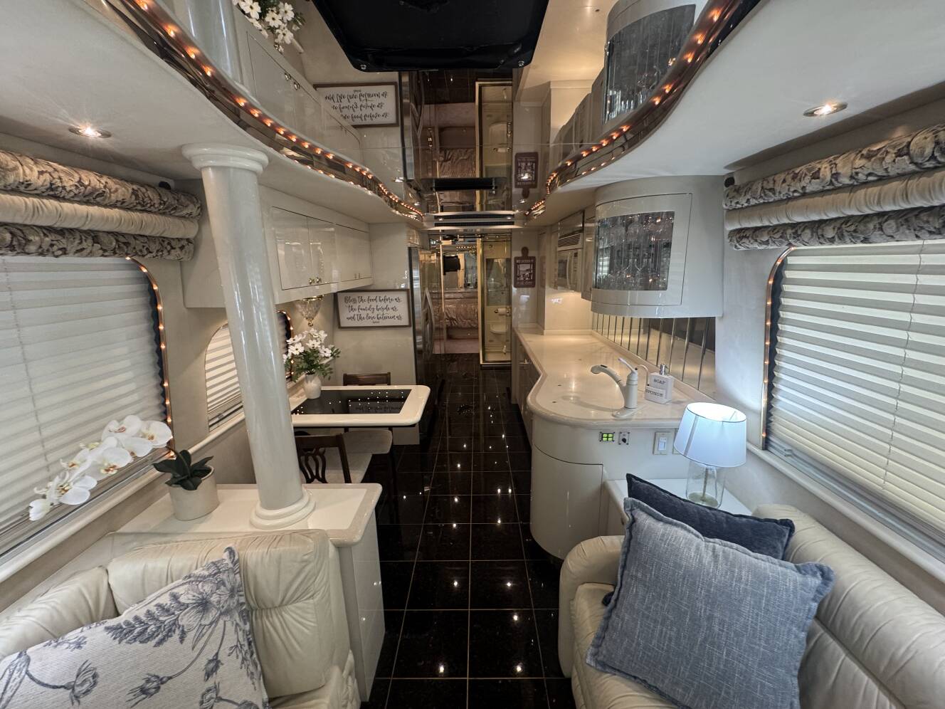 A photo of this 1999 Prevost VOGUE XL