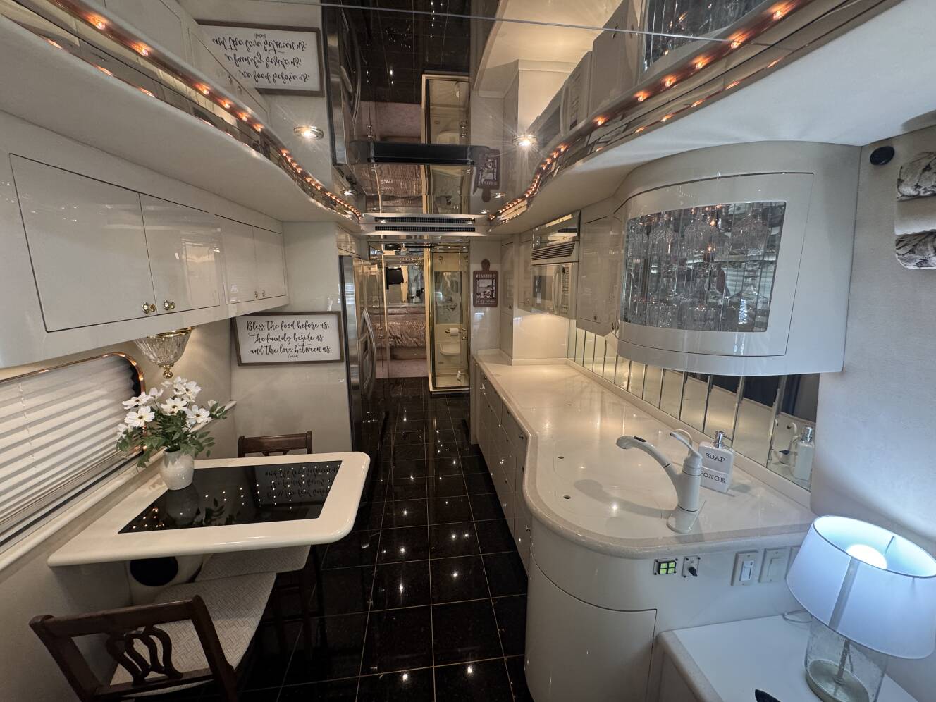 A photo of this 1999 Prevost VOGUE XL
