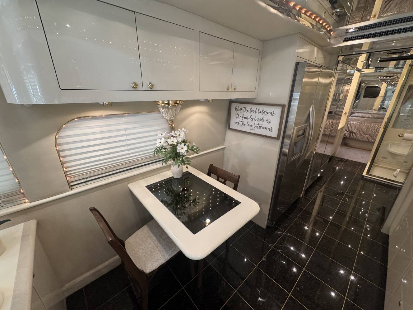 A photo of this 1999 Prevost VOGUE XL