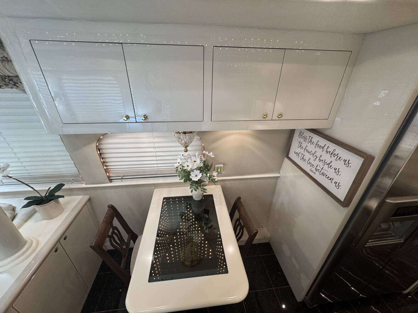 A photo of this 1999 Prevost VOGUE XL