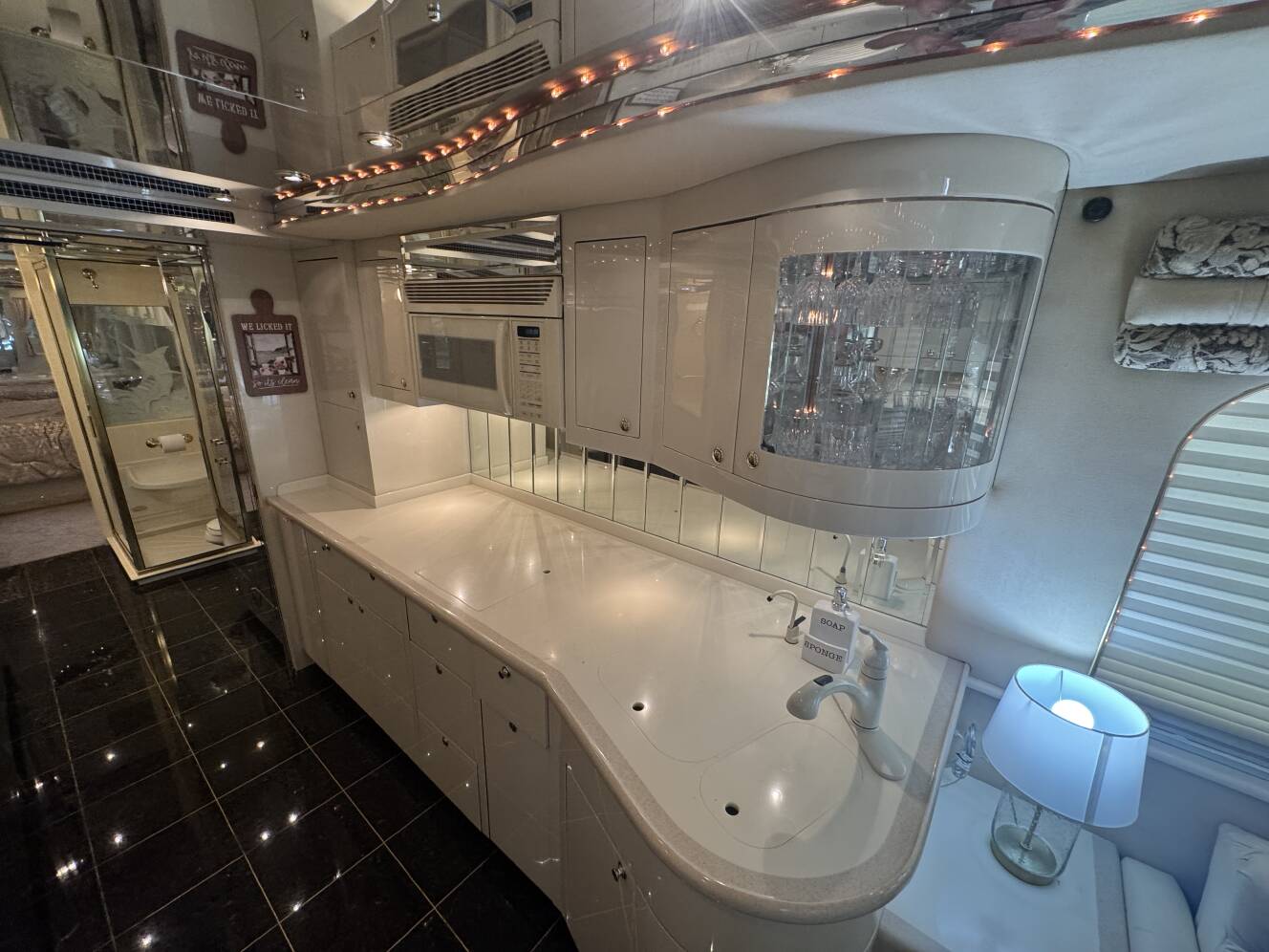A photo of this 1999 Prevost VOGUE XL