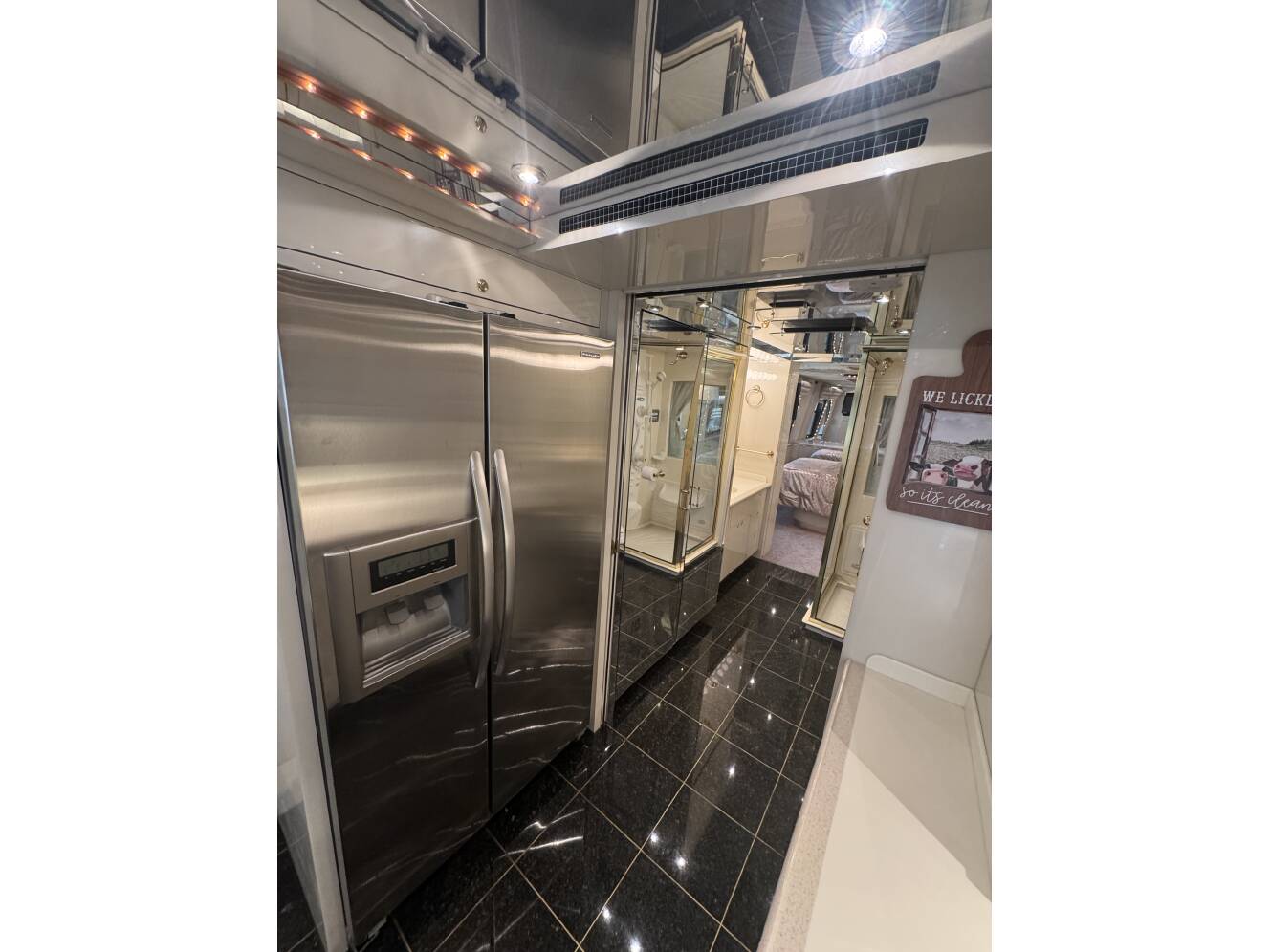 A photo of this 1999 Prevost VOGUE XL