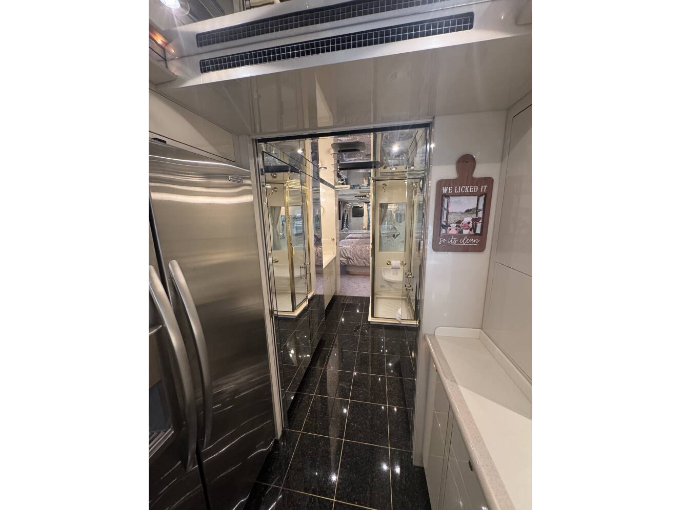 A photo of this 1999 Prevost VOGUE XL