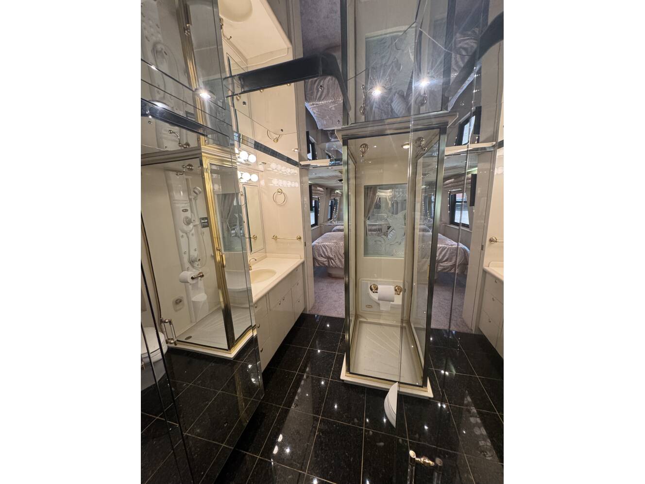 A photo of this 1999 Prevost VOGUE XL