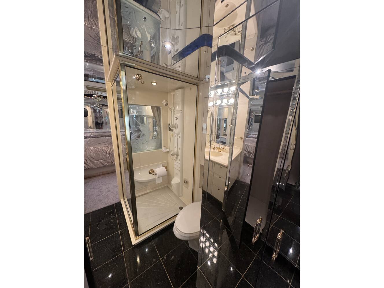 A photo of this 1999 Prevost VOGUE XL