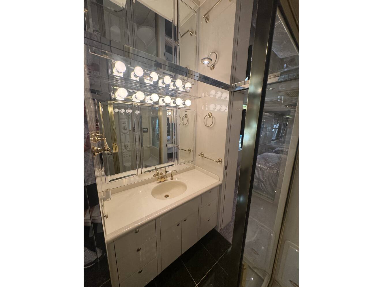 A photo of this 1999 Prevost VOGUE XL