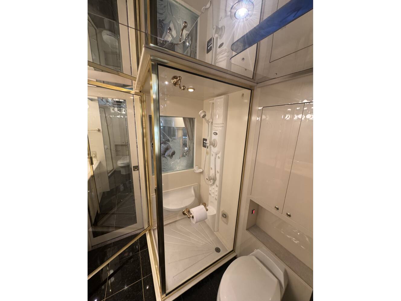 A photo of this 1999 Prevost VOGUE XL