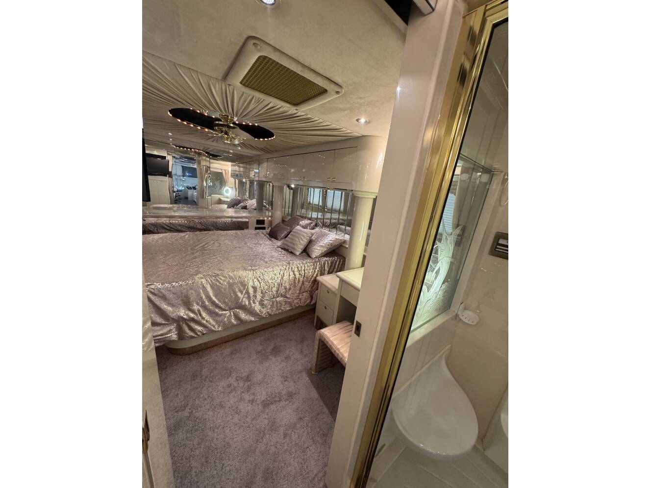 A photo of this 1999 Prevost VOGUE XL