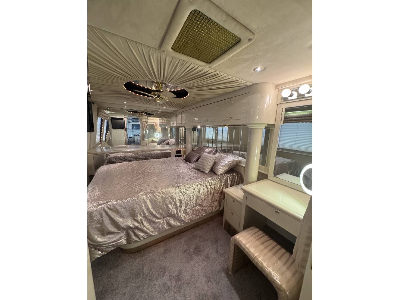 A photo of this 1999 Prevost VOGUE XL