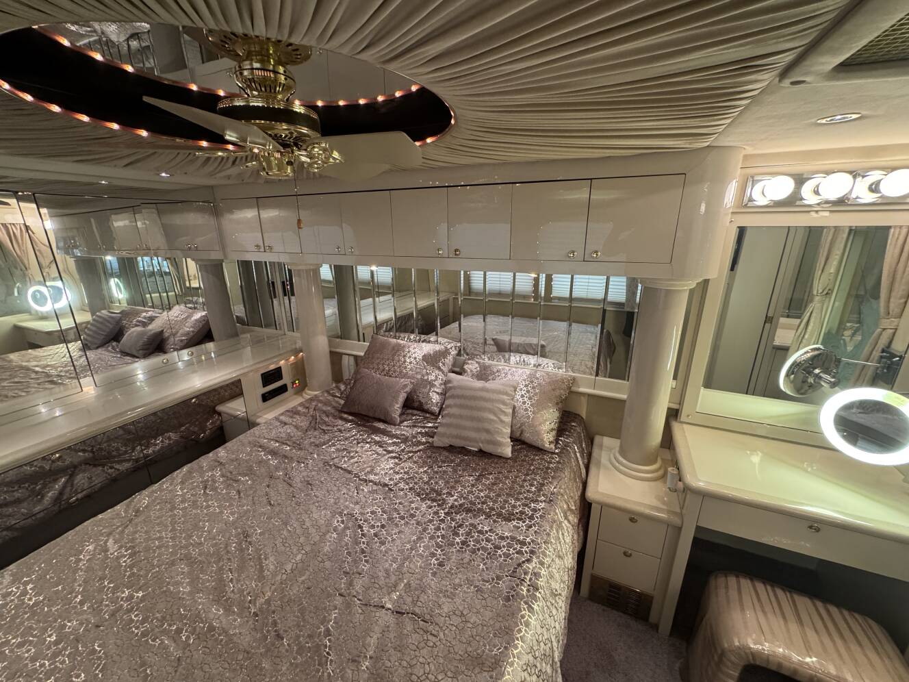 A photo of this 1999 Prevost VOGUE XL