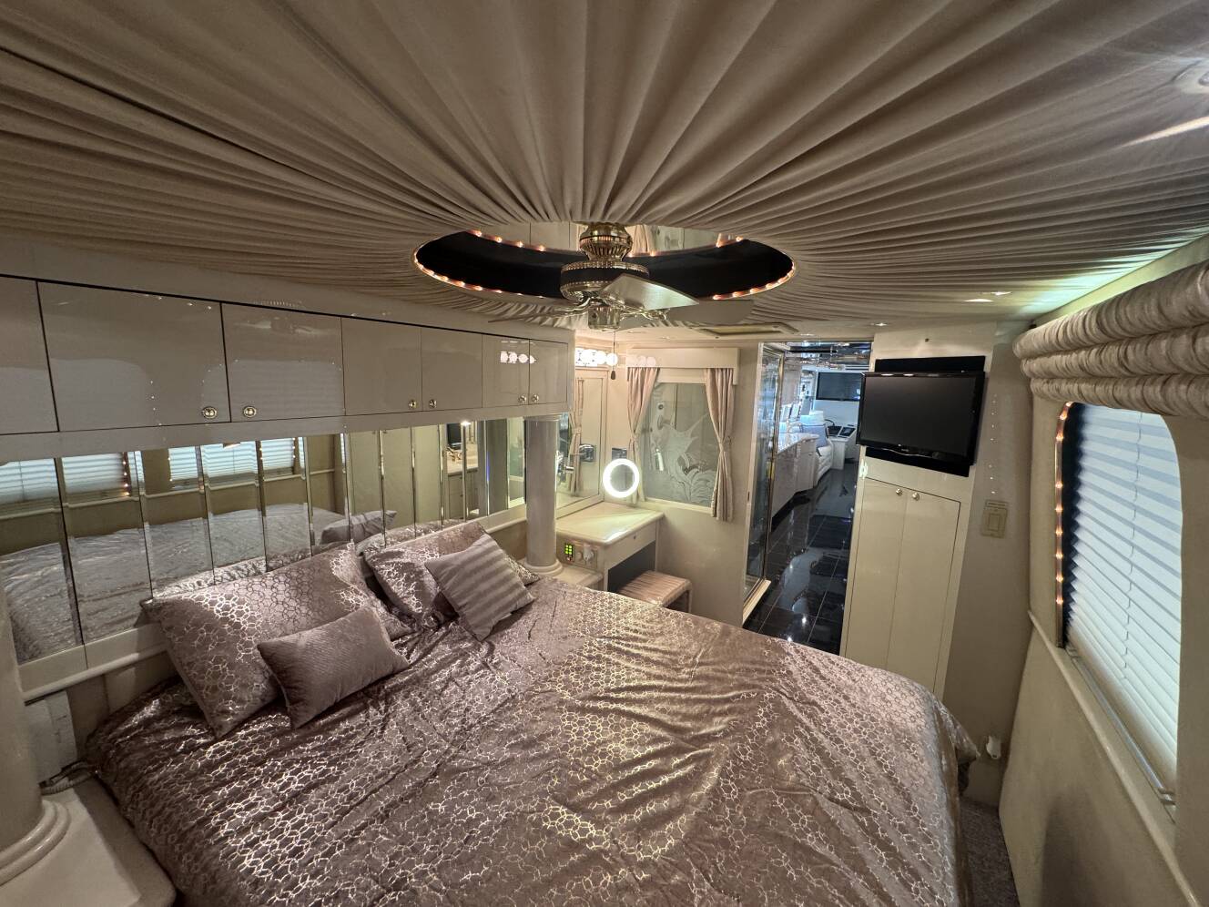A photo of this 1999 Prevost VOGUE XL