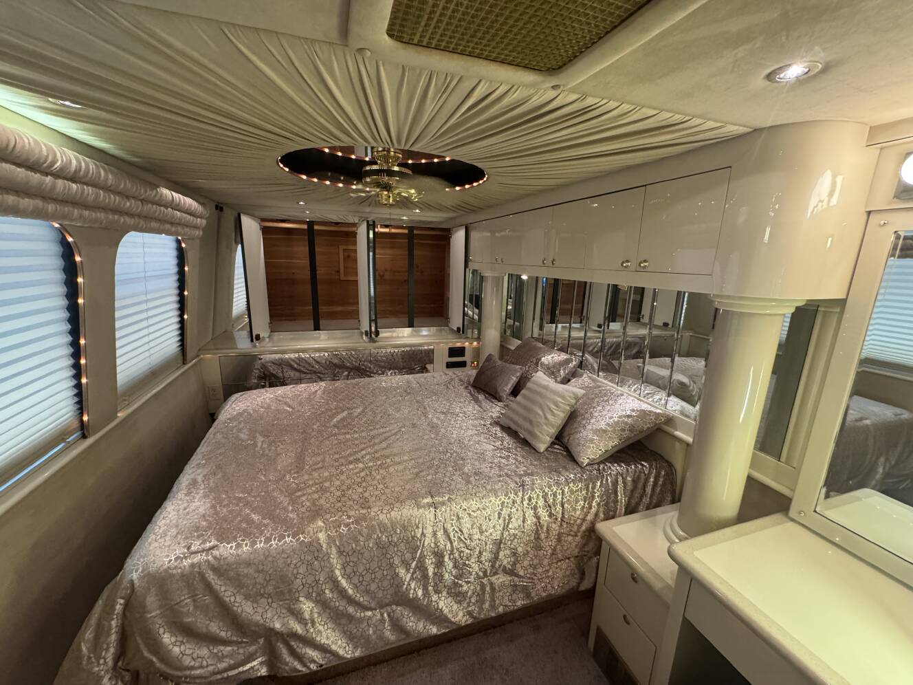 A photo of this 1999 Prevost VOGUE XL