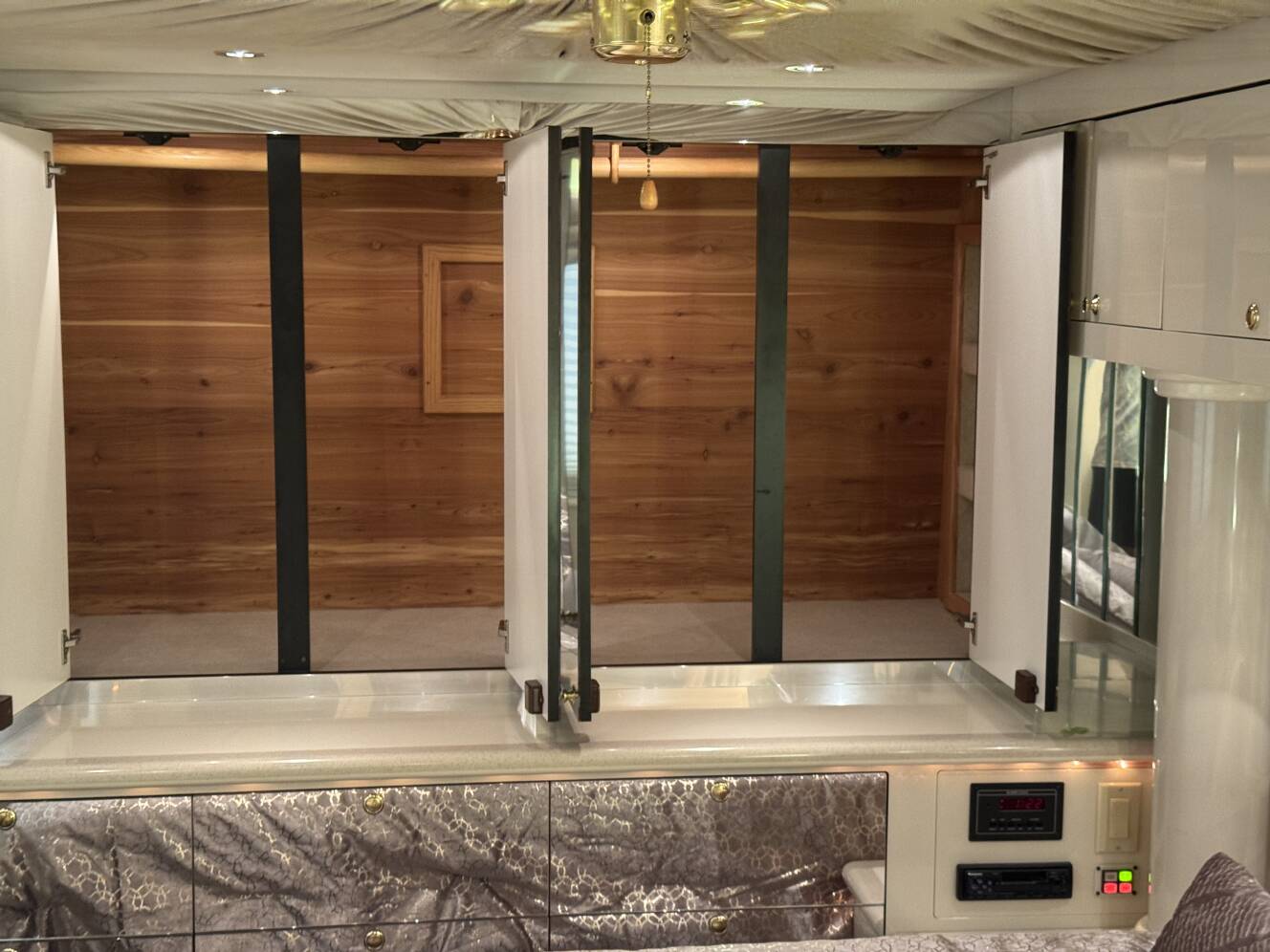 A photo of this 1999 Prevost VOGUE XL