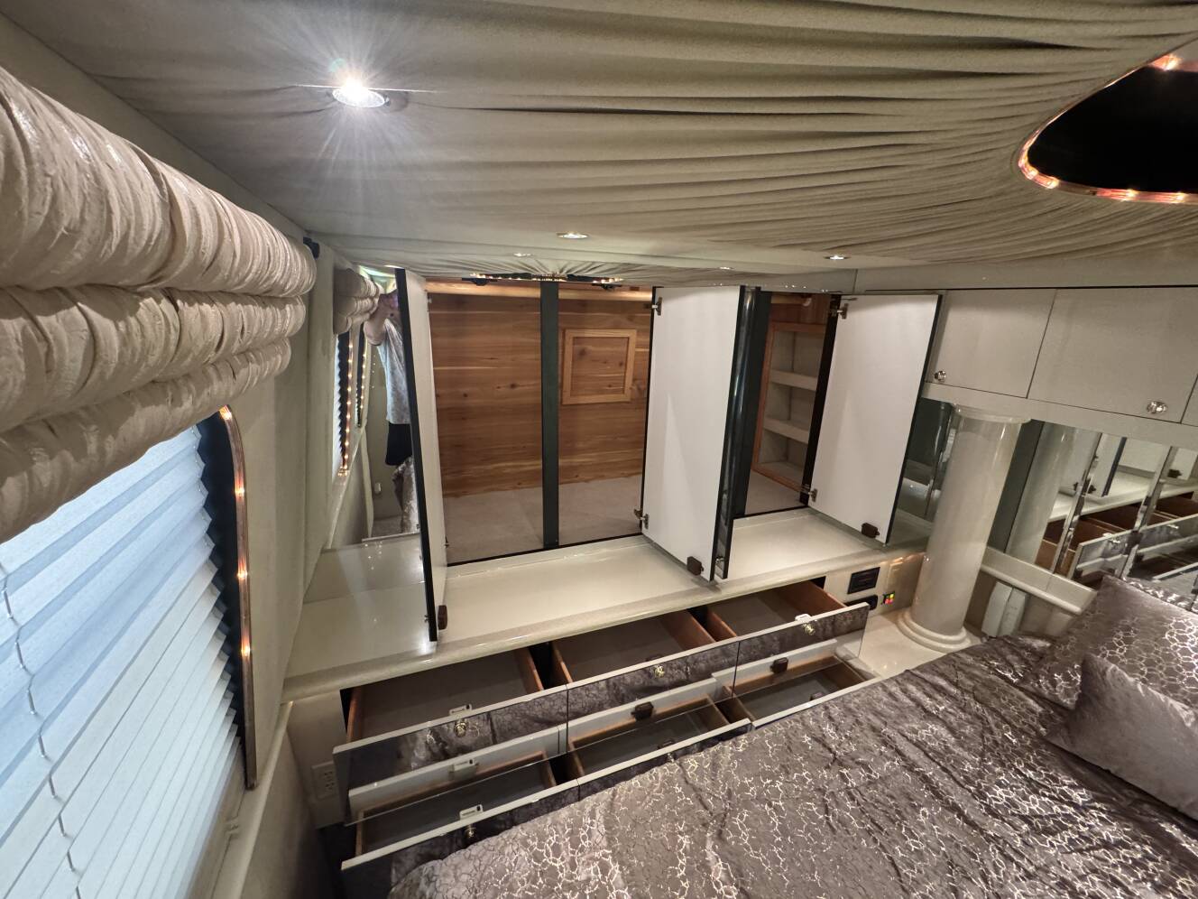 A photo of this 1999 Prevost VOGUE XL