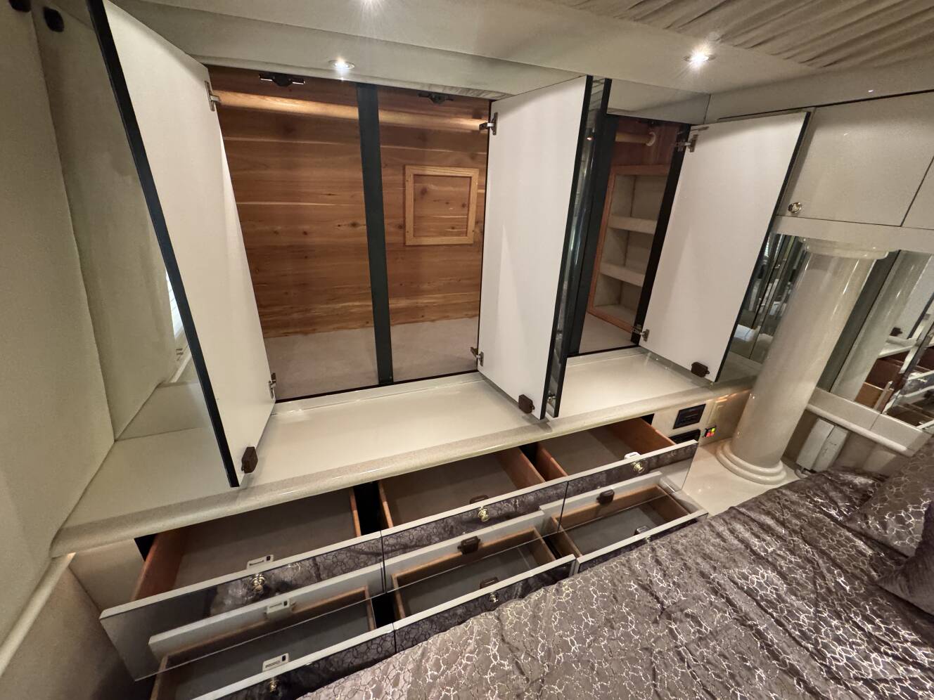 A photo of this 1999 Prevost VOGUE XL