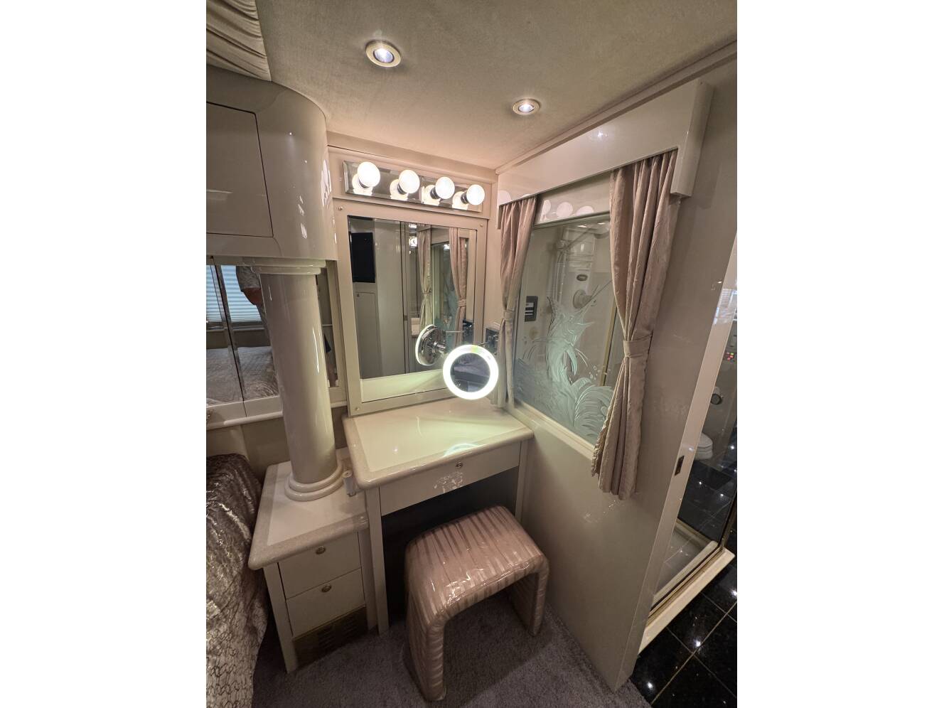 A photo of this 1999 Prevost VOGUE XL
